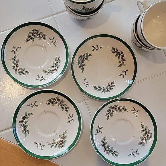 Vintage Spode Christmas tea/saucer 7oz. Set of 4 - Picture 6 of 11